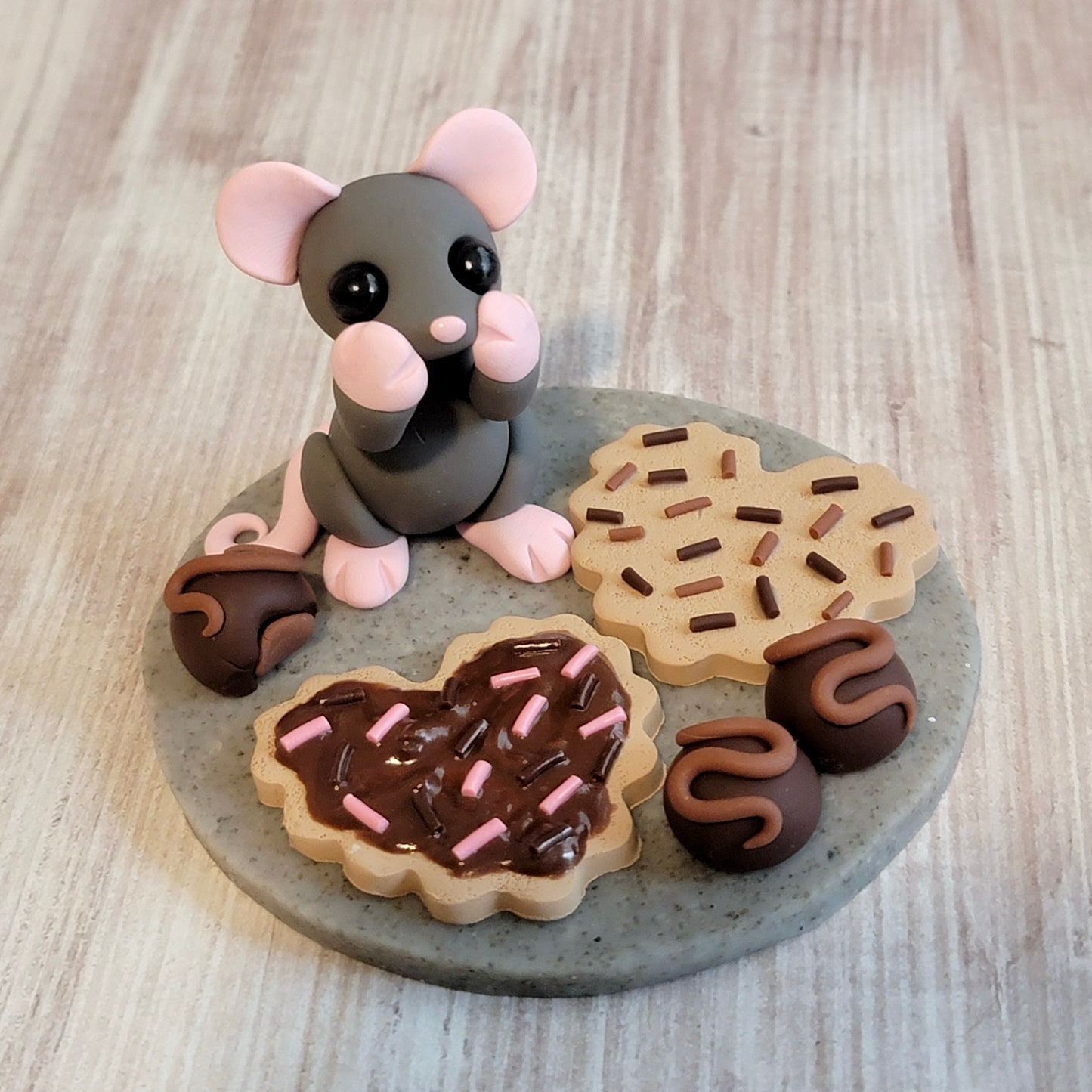 Valentine Treats Mouse “Scrumptious”, Handmade Clay Mouse